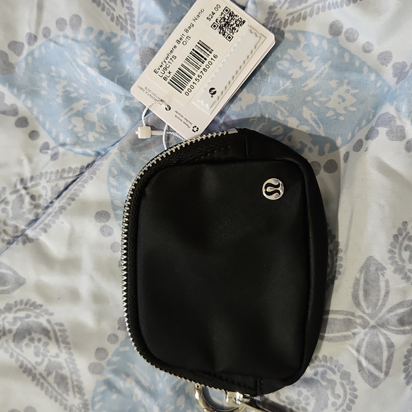 Lululemon NWT Everywhere Nano Belt Bag, black/silver. Clip anywhere😍 - Picture 4 of 6